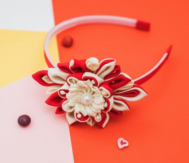 raudonas lankelis su gėle