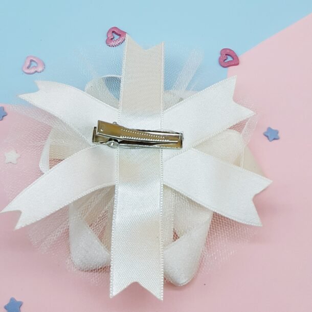 Puošnus pieno spalvos segtukas