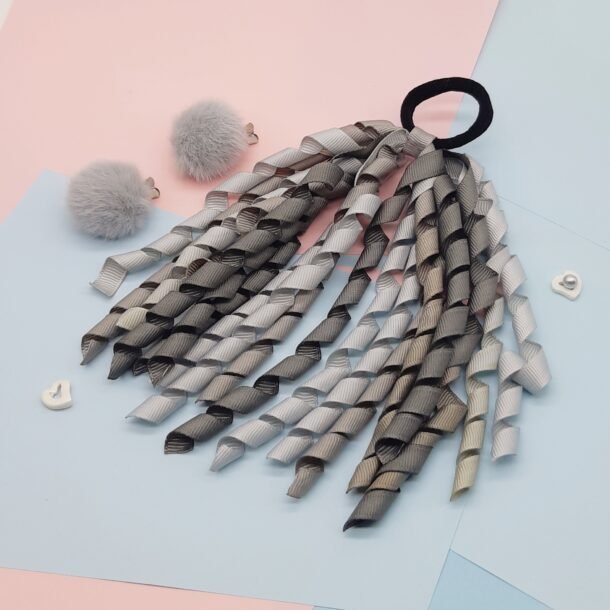 Pilkos spalvos garbanele ir du segtukai